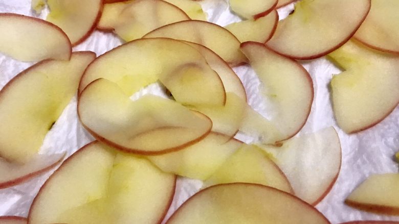苹果玫瑰酥,将苹果放在厨房纸巾上晾凉一点顺便吸干多余水分。