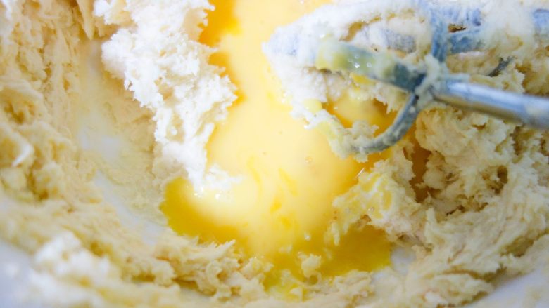 抹茶奥利奥磅蛋糕,蛋液分四次加入打发的黄油中