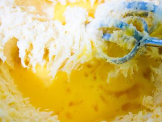 抹茶奥利奥磅蛋糕,每次打入都要充分打发，高速打发2分钟左右，大幅度画圈促进黄油乳化。