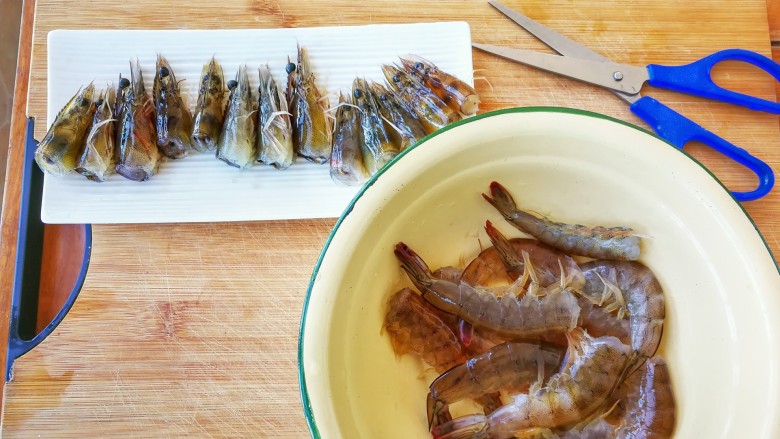 鲜香蒜爆土豆虾+焦香椒盐虾头~(一虾两吃不浪费),大虾洗净，用剪刀剪去须，去头备用，