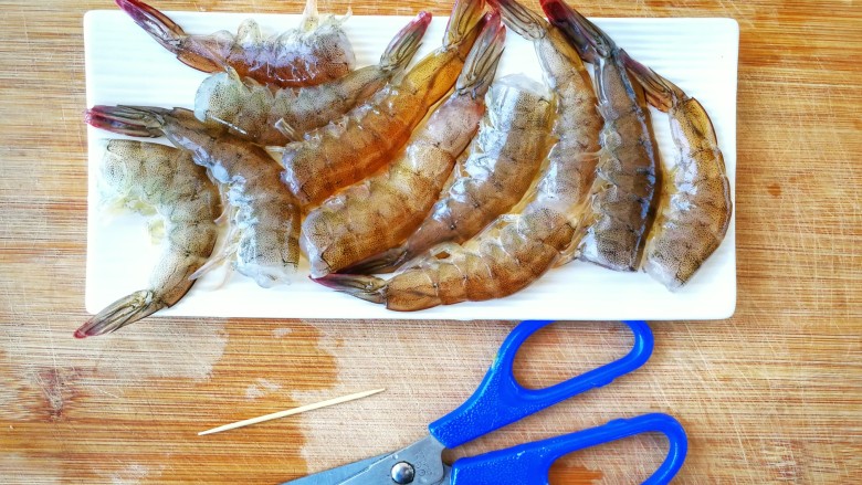鲜香蒜爆土豆虾+焦香椒盐虾头~(一虾两吃不浪费),虾身从背部中间剪开，用牙签挑去虾线，