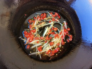 爆炒腰花,锅里入油，放入花椒、葱丝和小米辣炒香