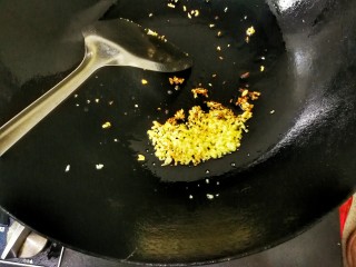 鲜香蒜爆土豆虾+焦香椒盐虾头~(一虾两吃不浪费),锅热后倒入食用油，放入切好的蒜末，小火煸香，