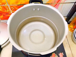 养生养颜之仙女羹（红豆莲子茉莉玫瑰花羹）,高压锅内装三分之一的水！
如果你喜欢喝多一点汤，可以适量加多一点水！