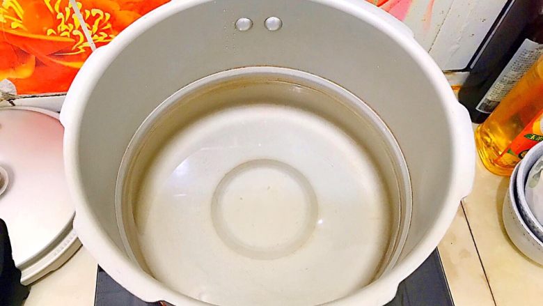 养生养颜之仙女羹（红豆莲子茉莉玫瑰花羹）,高压锅内装三分之一的水！
如果你喜欢喝多一点汤，可以适量加多一点水！