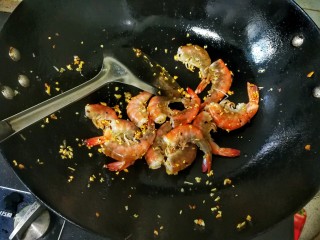 鲜香蒜爆土豆虾+焦香椒盐虾头~(一虾两吃不浪费),放入腌好的虾，翻炒均匀，