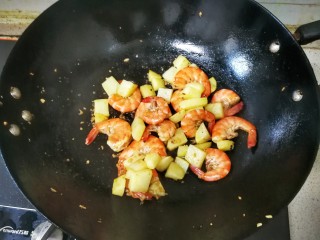 鲜香蒜爆土豆虾+焦香椒盐虾头~(一虾两吃不浪费),看见虾变红后，放入土豆，继续翻炒，