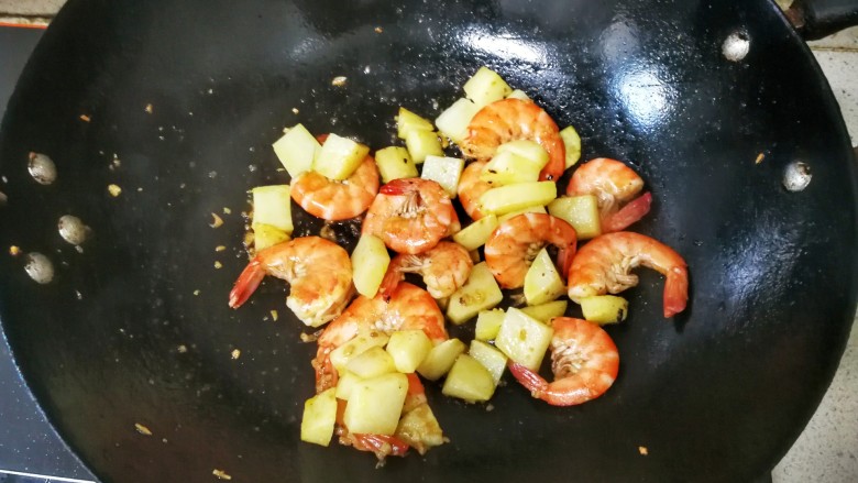 鲜香蒜爆土豆虾+焦香椒盐虾头~(一虾两吃不浪费),看见虾变红后，放入土豆，继续翻炒，