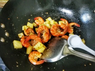 鲜香蒜爆土豆虾+焦香椒盐虾头~(一虾两吃不浪费),最后加入适量的食盐，即可起锅。