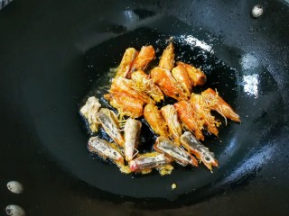 鲜香蒜爆土豆虾+焦香椒盐虾头~(一虾两吃不浪费),锅内倒少量的油，油热后放入处理好的虾头，开小火煎至虾头变红，