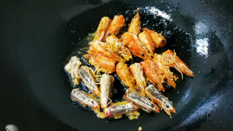 鲜香蒜爆土豆虾+焦香椒盐虾头~(一虾两吃不浪费),锅内倒少量的油，油热后放入处理好的虾头，开小火煎至虾头变红，
