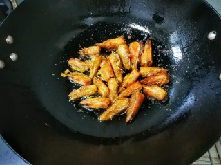 鲜香蒜爆土豆虾+焦香椒盐虾头~(一虾两吃不浪费),一面儿虾头变红后，再翻面，小火煎另一面，全程都是小火哦，火大了容易糊，