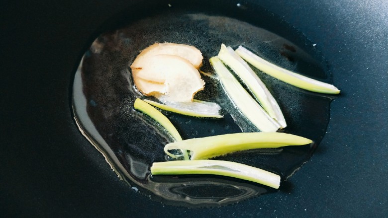 蒜蓉辣酱烧翅根,锅中放油，下葱姜爆香。