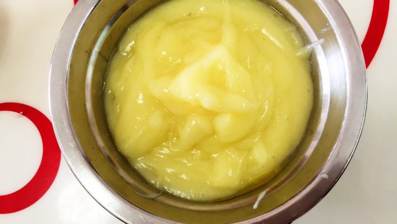 火龙果芝士土豆爆浆小餐包,倒进一个大一点的碗里，直接放进6g黄油，
此时土豆泥还是热的，黄油很快就能融化
搅拌均匀