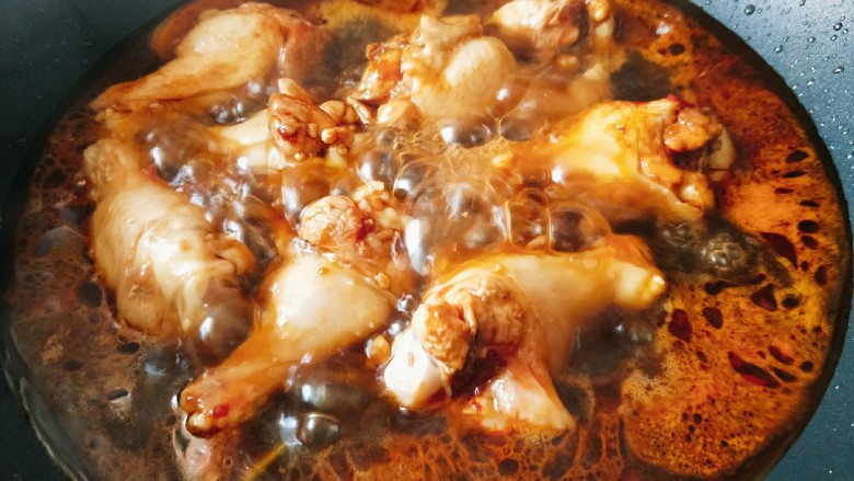 蒜蓉辣酱烧翅根,水开后盖锅盖，中火焖煮约20分钟。