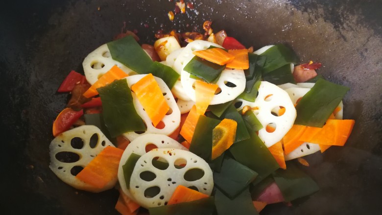 麻辣香锅,炒至虾变色后，放入煮好的蔬菜。