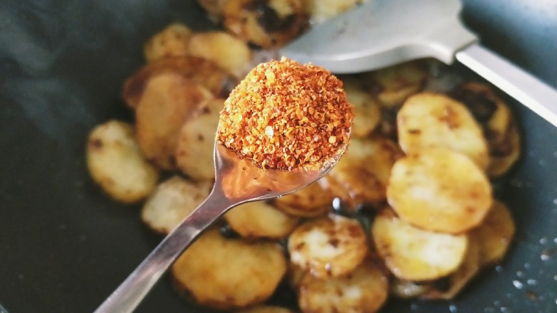 香辣土豆片,加入一小勺辣椒粉，翻炒均匀。