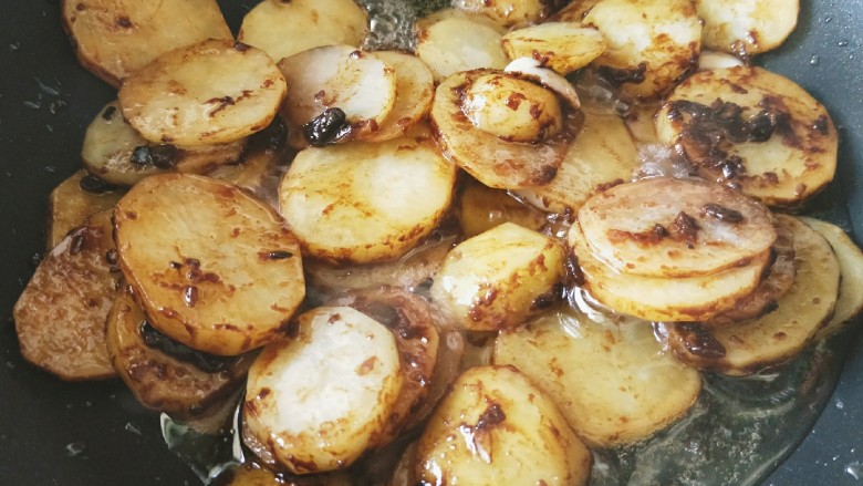 香辣土豆片,放入土豆片翻炒均匀。