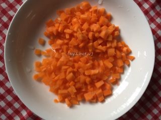 火腿丁炒饭,将胡萝卜洗净去皮后切成胡萝卜丁待用