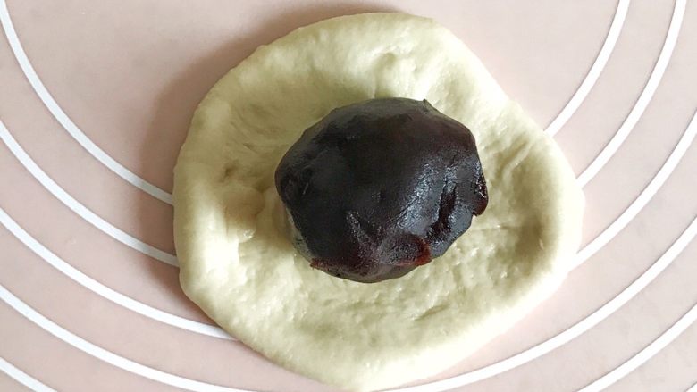 垂涎欲滴的红豆小餐包（一次性发酵）,翻过来，光滑的一面在下面，中间放入豆沙球