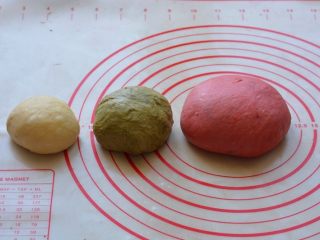 西瓜吐司,最大的一份作为西瓜瓤加入红曲粉，中份做为西瓜皮加入抹茶粉