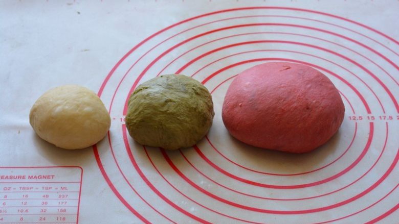 西瓜吐司,最大的一份作为西瓜瓤加入红曲粉，中份做为西瓜皮加入抹茶粉