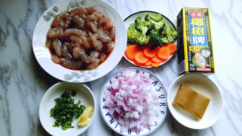 #东南亚风味的#椰汁咖喱虾,所有食材准备工作完成。