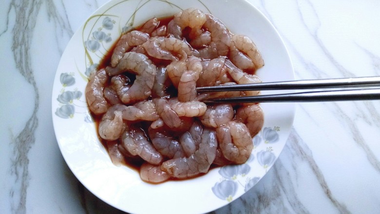 #东南亚风味的#椰汁咖喱虾,用筷子搅拌均匀，放旁边腌制15分钟。