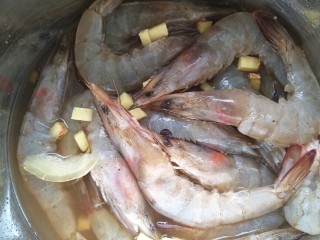 干锅香辣虾,青虾开背去虾线，用料酒，黑胡椒，姜粒腌制。