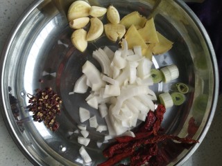 干锅香辣虾,准备好需要的辅料，葱切小段，姜切片，拍好大蒜，洗干净干辣皮，切好洋葱，花椒备用。