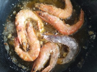 干锅香辣虾,青虾表面拍些生粉，入锅炸至变色，捞出沥干油，放旁边备用。