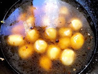 鲍鱼炖小土豆,添加清水开始炖喽