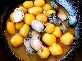 鲍鱼炖小土豆,炖至小土豆发面汤汁不多时放入鲍鱼盖上锅盖中小火焖5分钟