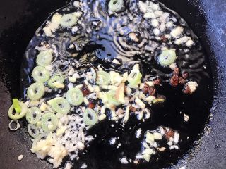 鲍鱼炖小土豆,锅中放入适量底油放入花椒和大料炸香再放入葱姜蒜爆香