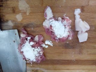 香菇猪肉面片汤,放适量的盐，淀粉