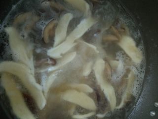 香菇猪肉面片汤,煮滚后加入面片