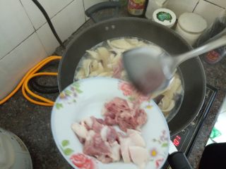 香菇猪肉面片汤,加水煮几分钟，再次煮滚后加入瘦肉