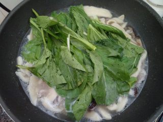 香菇猪肉面片汤,搅拌几下，猪肉熟后放入青菜