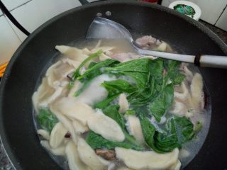 香菇猪肉面片汤,再次搅拌，放入盐，鸡精，胡椒粉调味