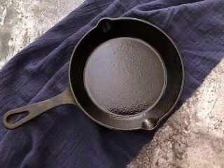 百搭蛋饺,我是用的11厘米小铸铁锅专门用来做蛋饺。铸铁锅开好锅后不用油也不会沾哦。