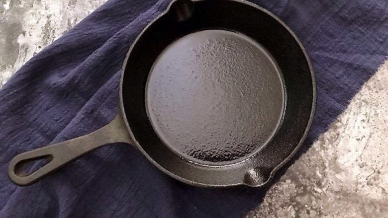 百搭蛋饺,我是用的11厘米小铸铁锅专门用来做蛋饺。铸铁锅开好锅后不用油也不会沾哦。