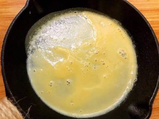 百搭蛋饺,锅烧热后加入一勺蛋液铺匀