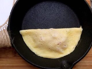 百搭蛋饺,掀起一边蛋皮对折，利用边缘未完全凝固的蛋液贴合。一个蛋饺就完成啦……