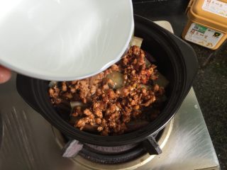 肉末茄子煲,全部倒入砂锅内，加入半碗热水；