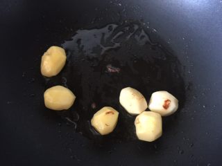 杂蔬培根奶炖,放入小土豆煎炒