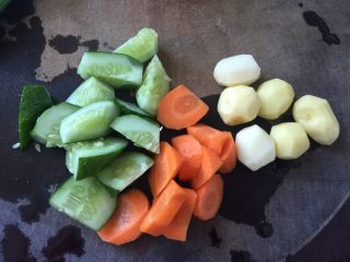 杂蔬培根奶炖,小土豆去皮洗净、胡萝卜去皮和黄瓜洗净切成大块