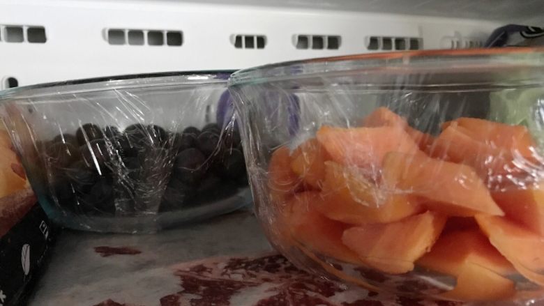 蓝莓木瓜思慕雪,放入冷冻库里冷冻五个小时以上，（就是冻冰棍的地方哈😝）。当水果结冰想吃的时候再拿出来。