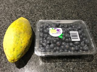 蓝莓木瓜思慕雪,准备水果：蓝莓和木瓜