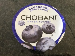蓝莓木瓜思慕雪,这时，我们开始准备酸奶（樱桃今天用的是蓝莓酸奶，小伙伴们，你们可以用其他的哈，最好是原味，原味百搭嘛！），