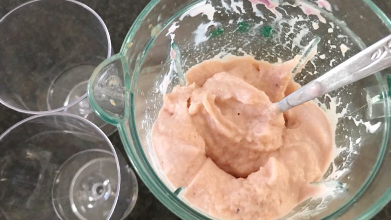 蓝莓木瓜思慕雪,首先我们将木瓜放进搅拌机里，加入酸奶和牛奶搅拌成泥状，装备杯子或者玻璃器皿，